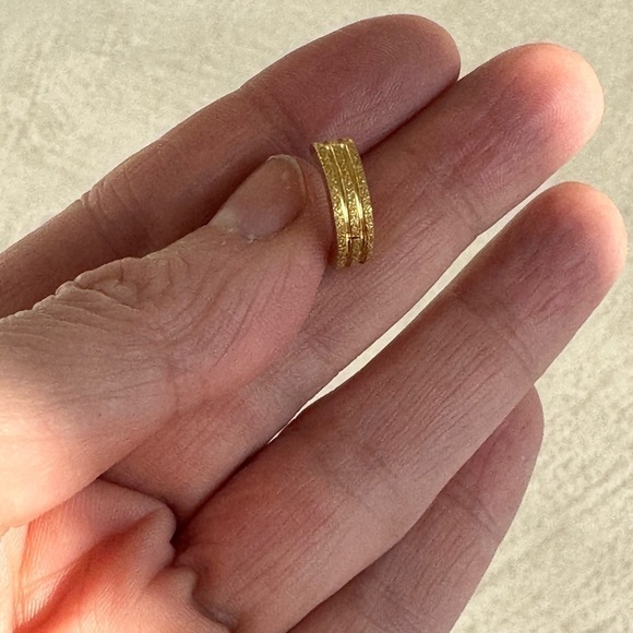 J & Co. NEW gold plated engraved chunky hoop Huggie earring - single - Picture 11 of 11